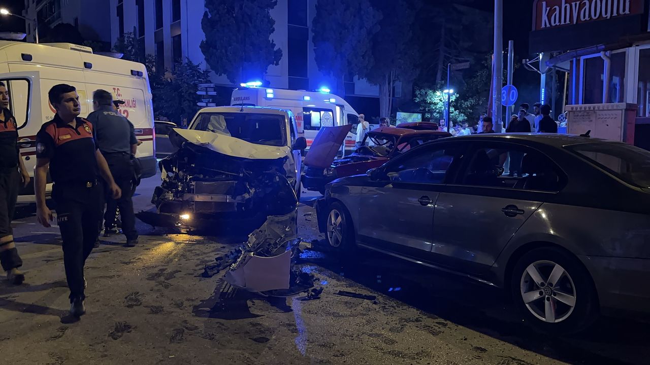 Burdur'da Zincirleme Trafik Kazası! 4 Kişi Yaralandı, 1 Kişi Hayatını Kaybetti!