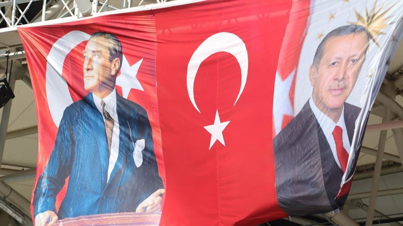 Balıkesir’de 29 Ekim Afiş Talimatı Tartışması: Köybaşı ve Aydemir Karşı Karşıya