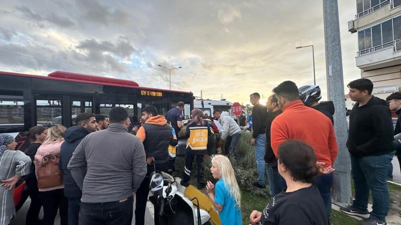 Ayvalık’ta Korkutan Kaza: Halk Otobüsü ile Otomobil Çarpıştı, 2 Yaralı
