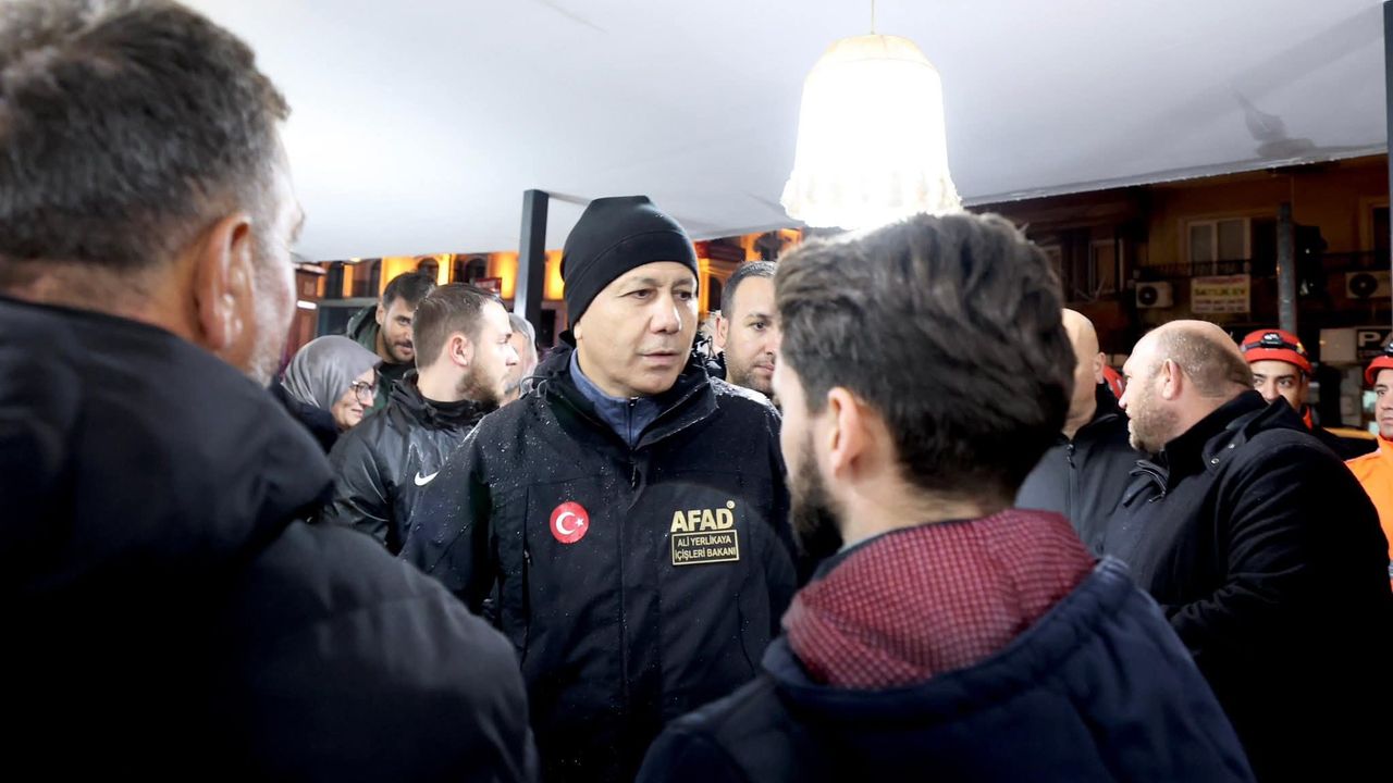 Deprem Sonrası Sındırgı’da AFAD Koordinasyonu: Bakan Yerlikaya Sahada