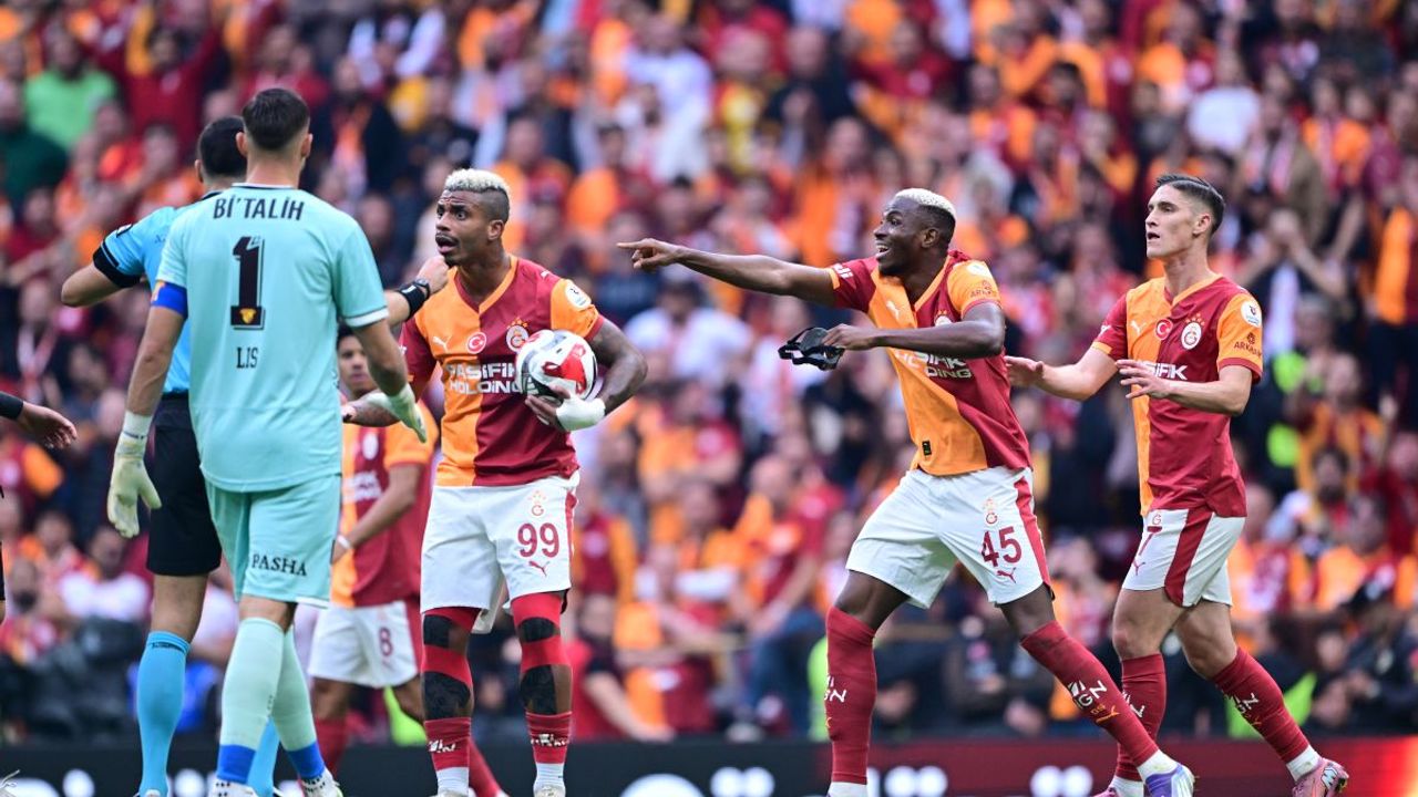 VAR, Kırmızı Kart, Direk! Galatasaray - Göztepe Maçında İlk Yarı 1-1 Sona Erdi!