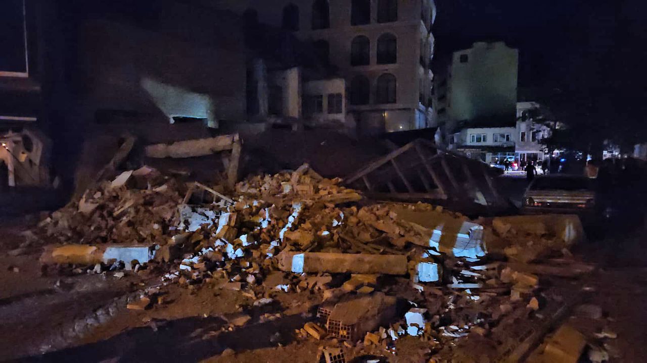 Balıkesir’de 6,1 Büyüklüğünde Deprem: Sındırgı’da 4 Bina Yıkıldı