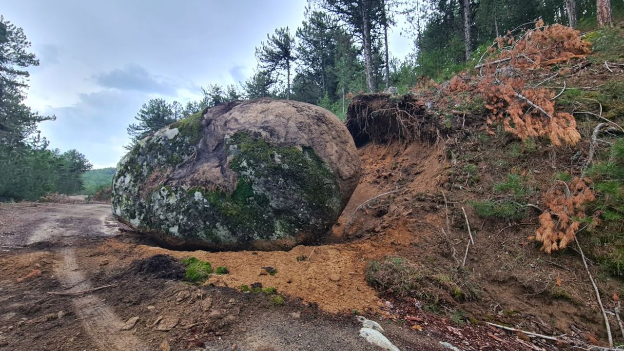 Sındırgı Depremi Sonrası Kütahya Emet’te Dev Kaya Düştü: Yol Trafiğe Kapandı