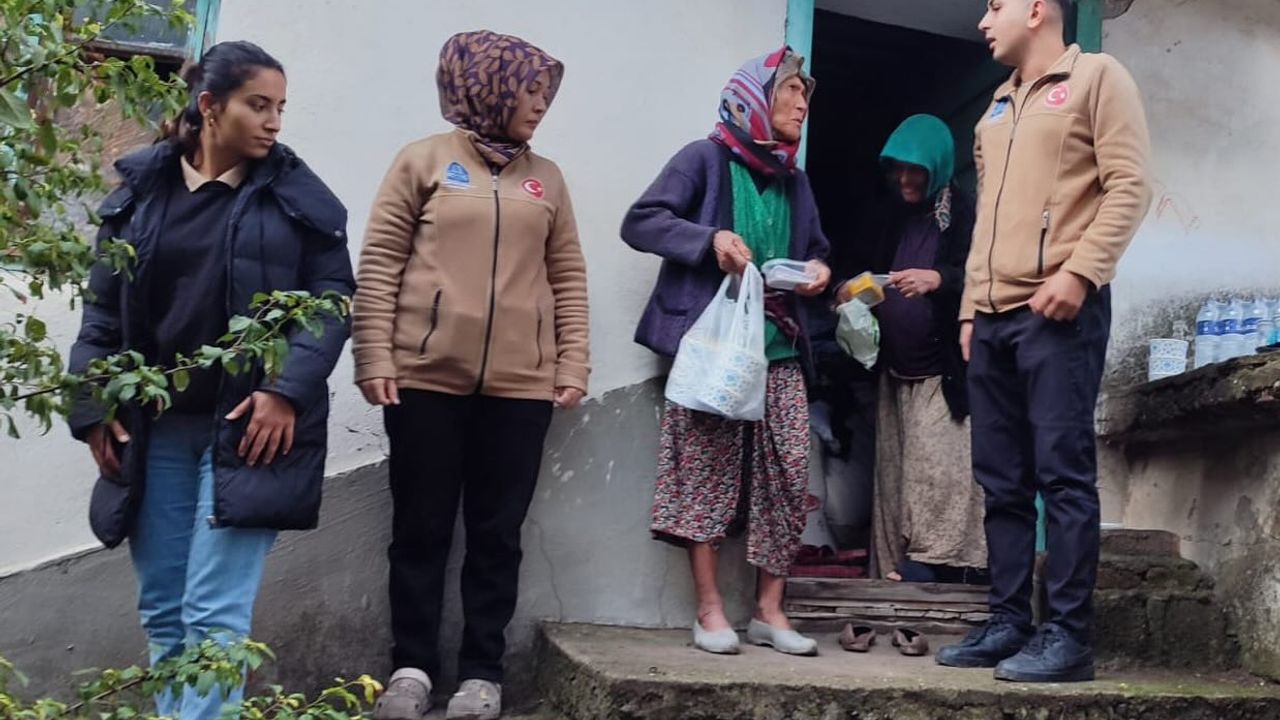 Bigadiç Belediyesi’nden Deprem Sonrası Emirler Mahallesi’nde Sıcak Yemek ve Barınma Desteği