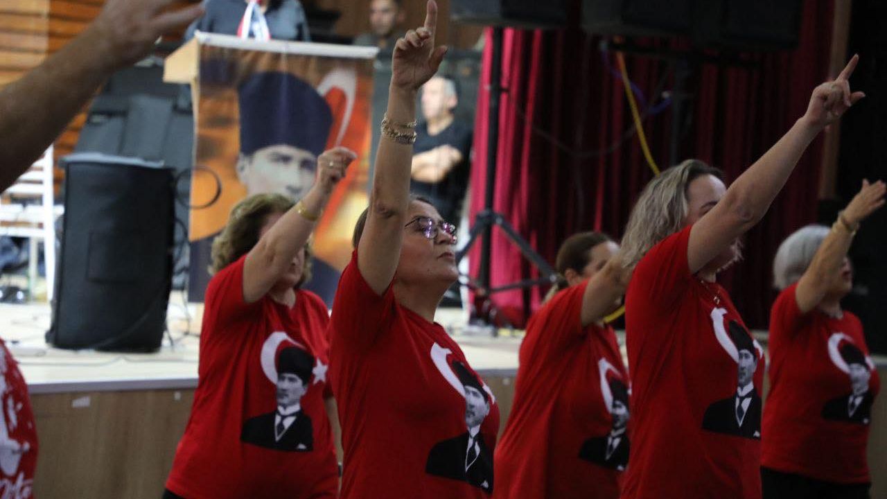 Edremit’te Cumhuriyet Coşkusu: Kadınlardan Harmandalı Gösterisi ve Cumhuriyet Sergisi