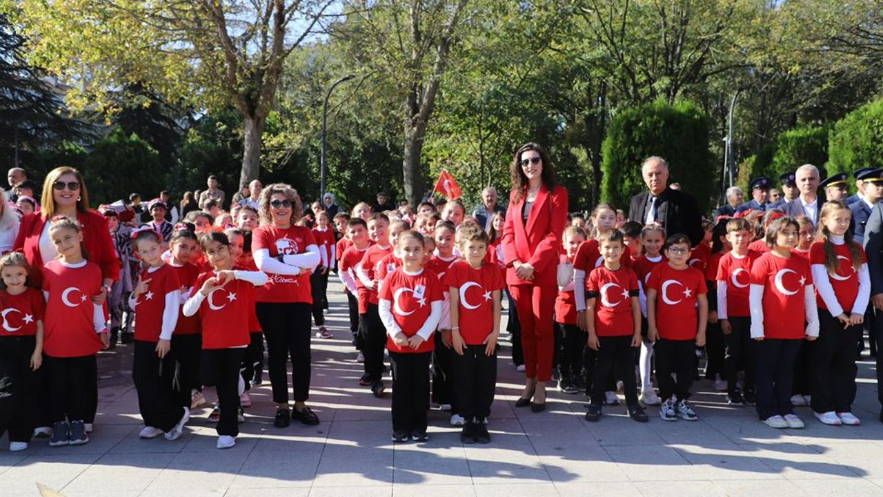 Gönen’de 29 Ekim Cumhuriyet Bayramı Coşkusu Yıldız Meydanı’nı Sardı
