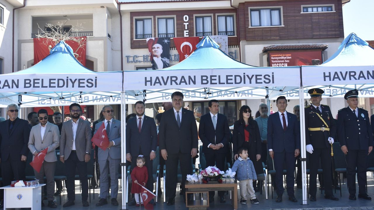 Havran’da 29 Ekim Cumhuriyet Bayramı Coşkusu Hamambaşı Meydanı’nı Doldurdu