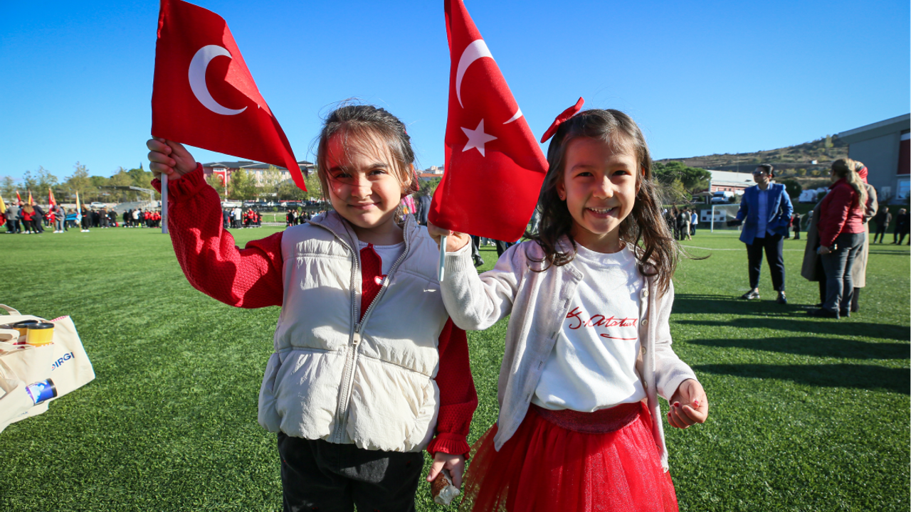 Depremin merkez üssü Sındırgı'da Cumhuriyet Bayramı coşkuyla kutlandı