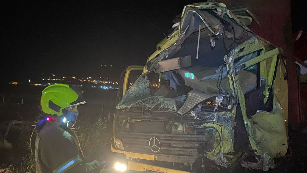 İstanbul-İzmir Otoyolu’nda Kaza! Kamyon Bariyerlere Çarptı!