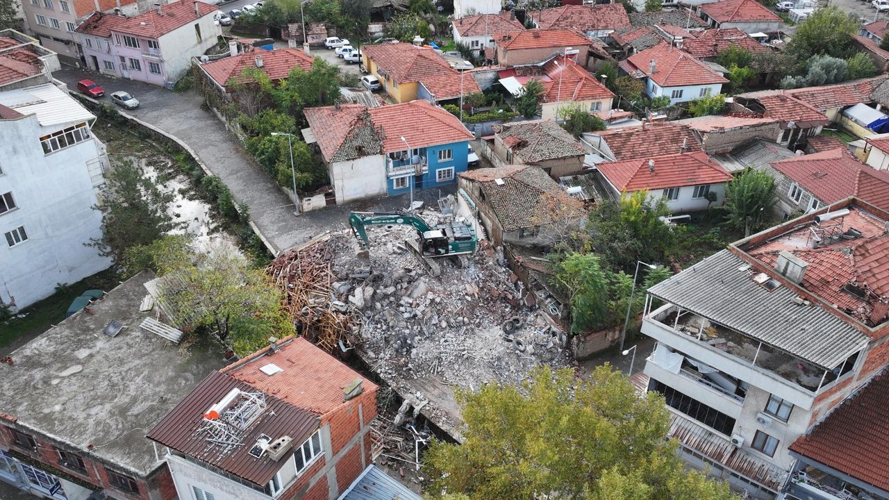 DSİ’den Sındırgı’ya Destek: Enkaz Kaldırma ve Su Hattı Onarım Çalışmaları Başladı