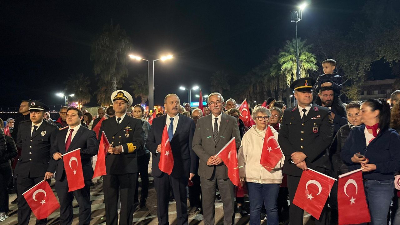 Erdek’te Fener Alayı Coşkusu! Cumhuriyet’in 102. Yılı Işıl Işıl Kutlandı