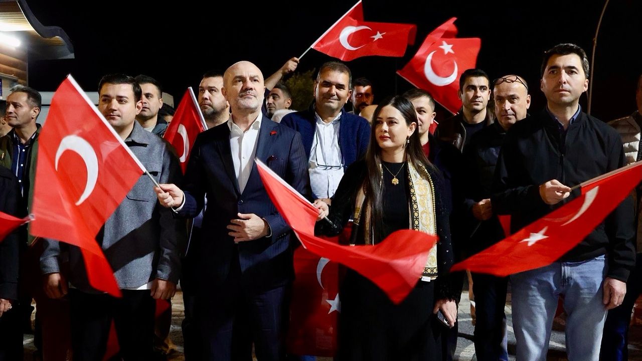 Marmara Adalar’da Cumhuriyet Yürüyüşü Coşkusu! Kırmızı-Beyaz Gecede Bayraklar Dalgalandı