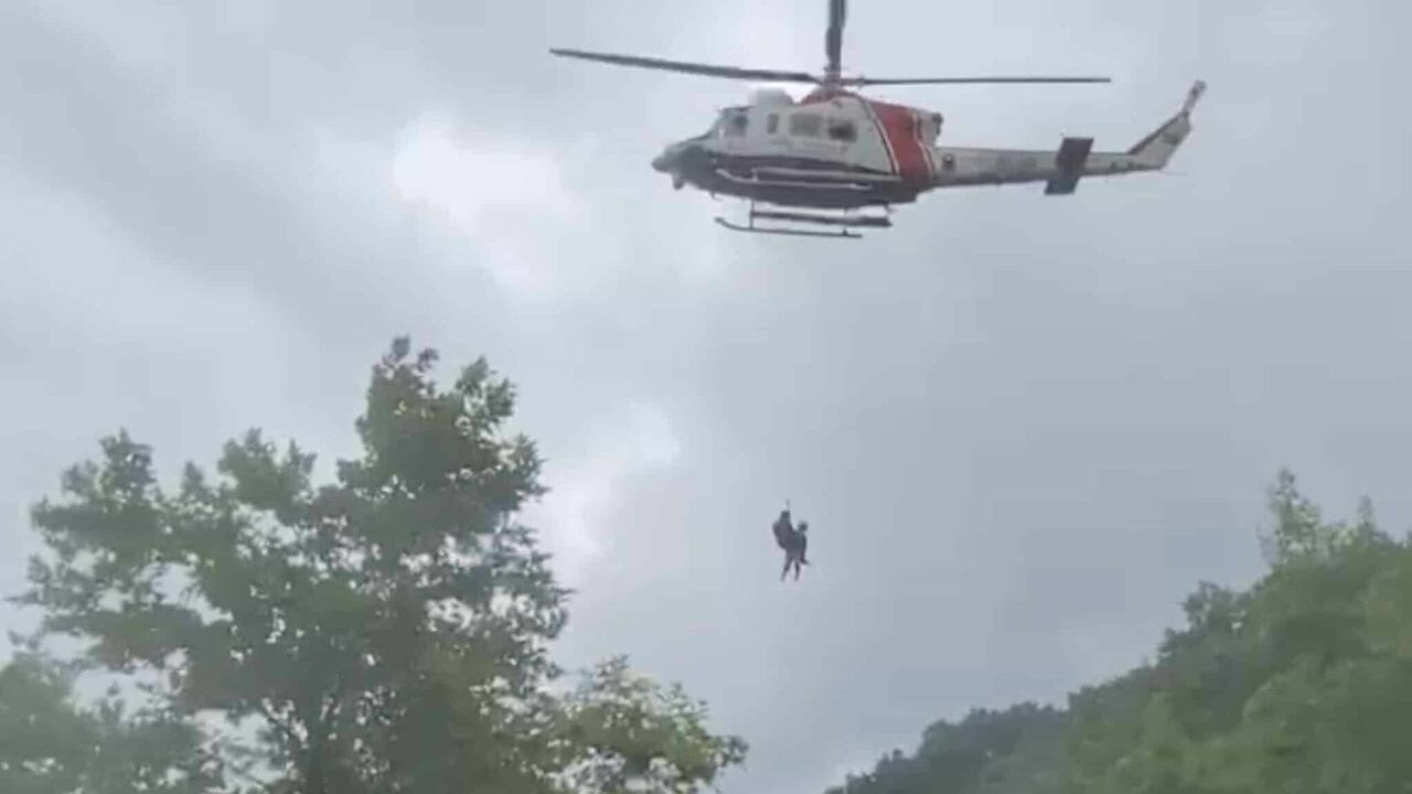 Şile'de selde mahsur kalan 2 kişi helikopterle kurtarıldı