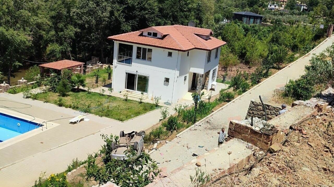 Antalya'da villa bahçesine devrilen otomobildeki 6 kişi yaralandı