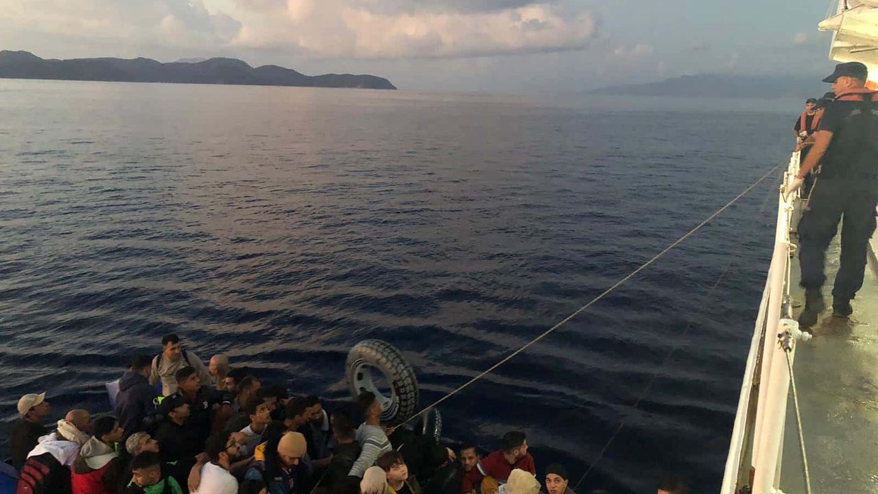 Muğla açıklarında geri itilen 22 düzensiz göçmen kurtarıldı