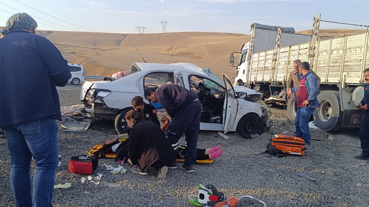 Otomobil ile tırın çarpıştığı kazada 2 kişi hayatını kaybetti, 2 kişi yaralandı