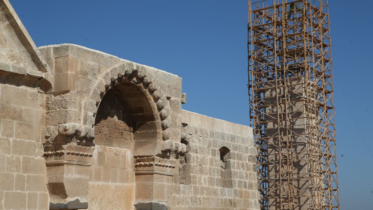 Harran'ın depremlerde hasar gören 13 asırlık simge minaresi onarılıyor