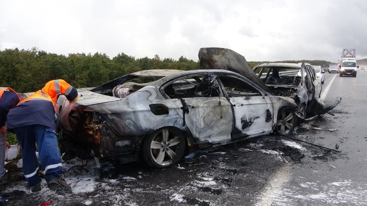 5 otomobilin karıştığı zincrleme kazada 4 kişi yaralandı, alev alan iki araç kullanılmaz hale geldi