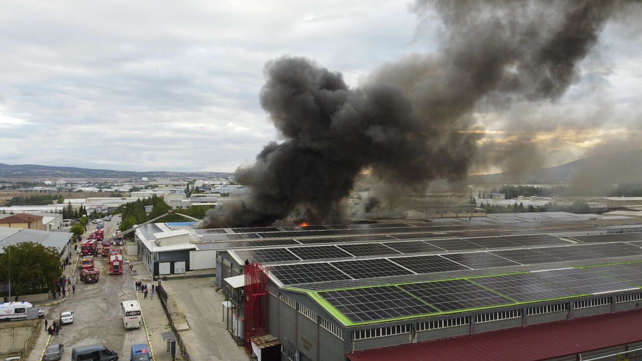 Tekstil fabrikasında çıkan yangına müdahaleler devam ediyor