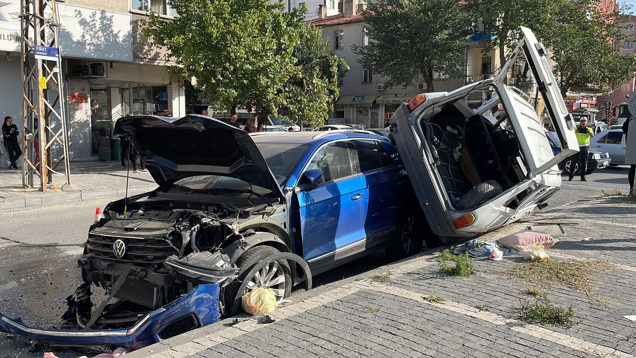İki otomobilin çarpıştığı kazada iki kişi yaralandı
