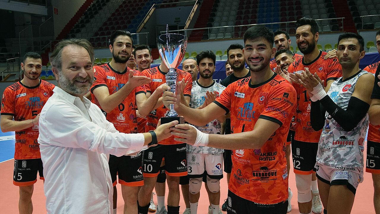 Alanya Belediyespor, 9. TSYD İzmir Voleybol Turnuvası'nda şampiyon oldu