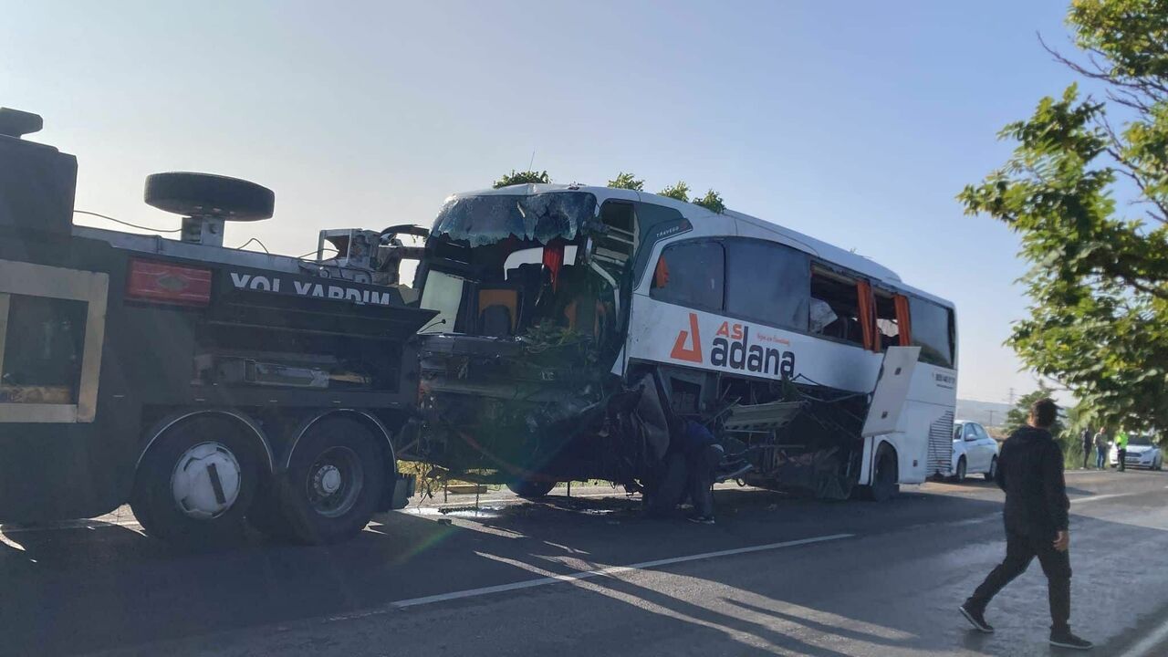Refüje çarpan yolcu otobüsündeki 15 kişi yaralandı