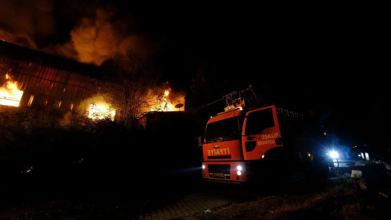 Ağaç işleme fabrikasında çıkan yangına müdahale ediliyor