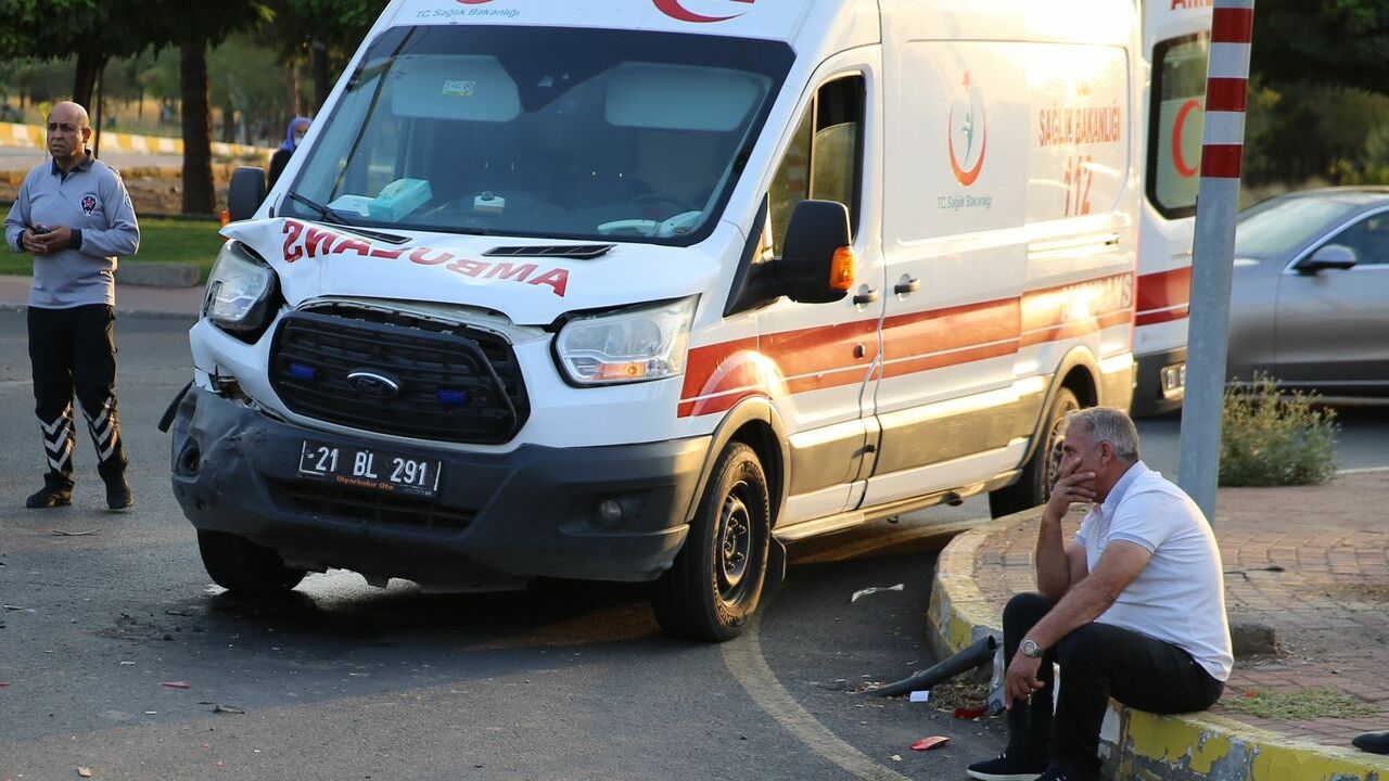 Ambulans ile 2 aracın karıştığı kazada 1 kişi yaralandı