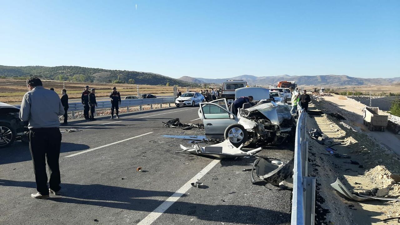 İki otomobilin çarpıştığı kazada 1 kişi öldü, 2 kişi yaralandı