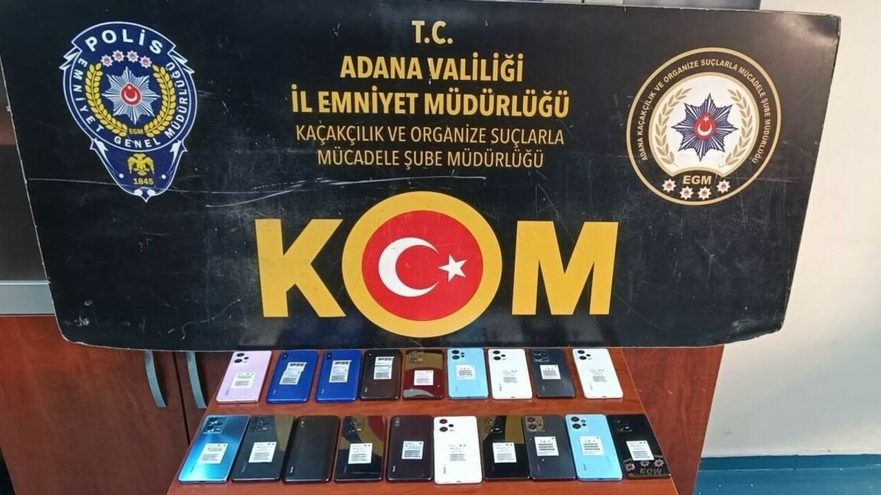 Gümrük kaçağı cep telefonlarını rahlelerin içine gizlemişler