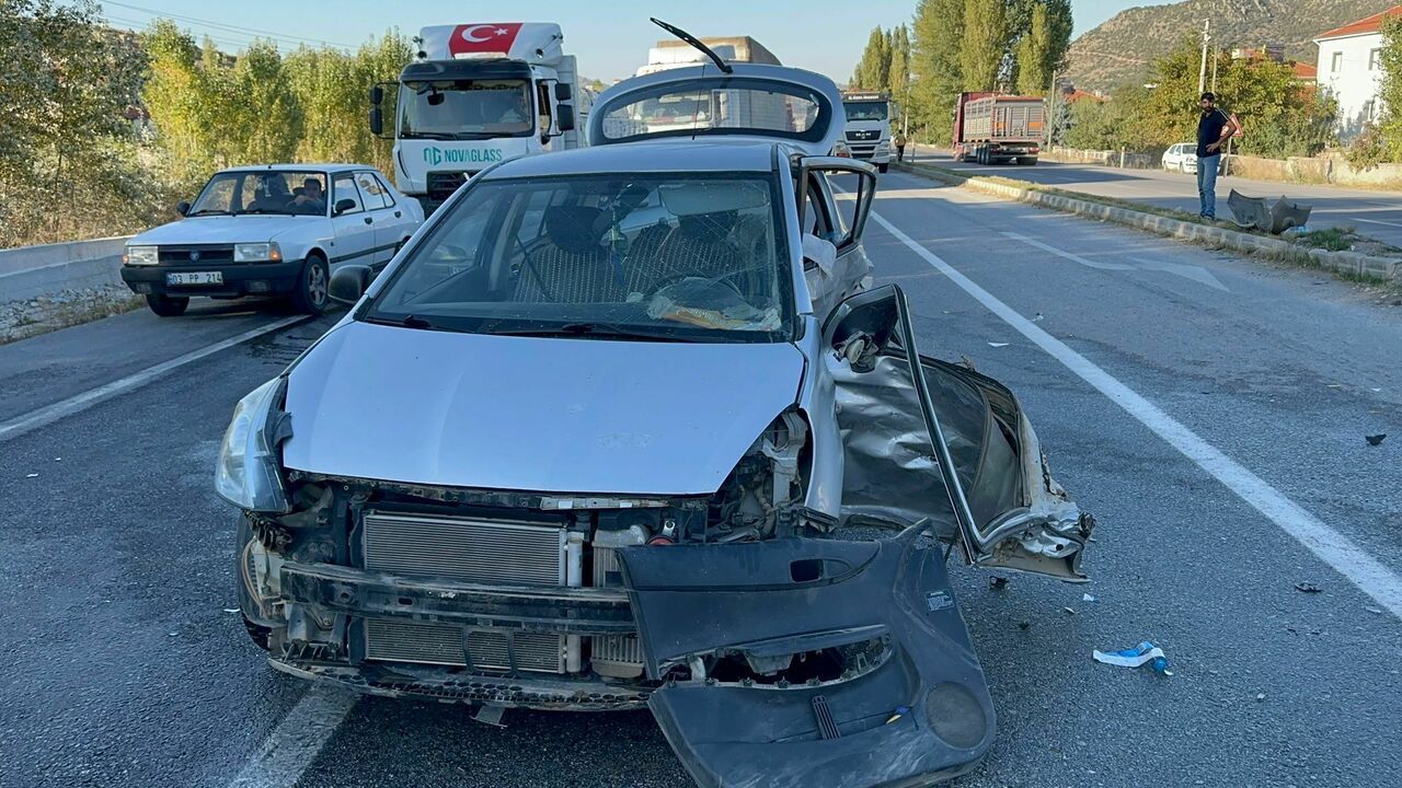 Kamyonet ile otomobilin çarpıştığı kazada 1 kişi öldü, 4 kişi yaralandı