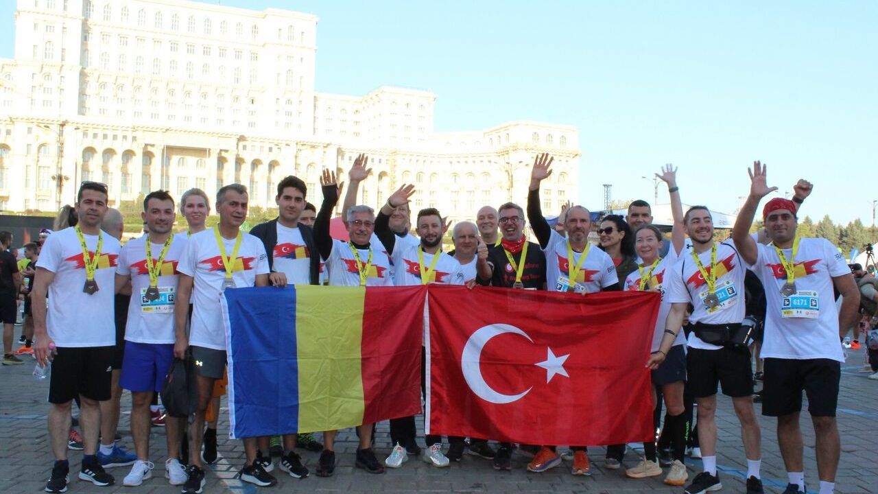 Bükreş'te Türkiye Cumhuriyeti'nin 100. yıl dönümünü kutlamak için Türk koşusu yapıldı