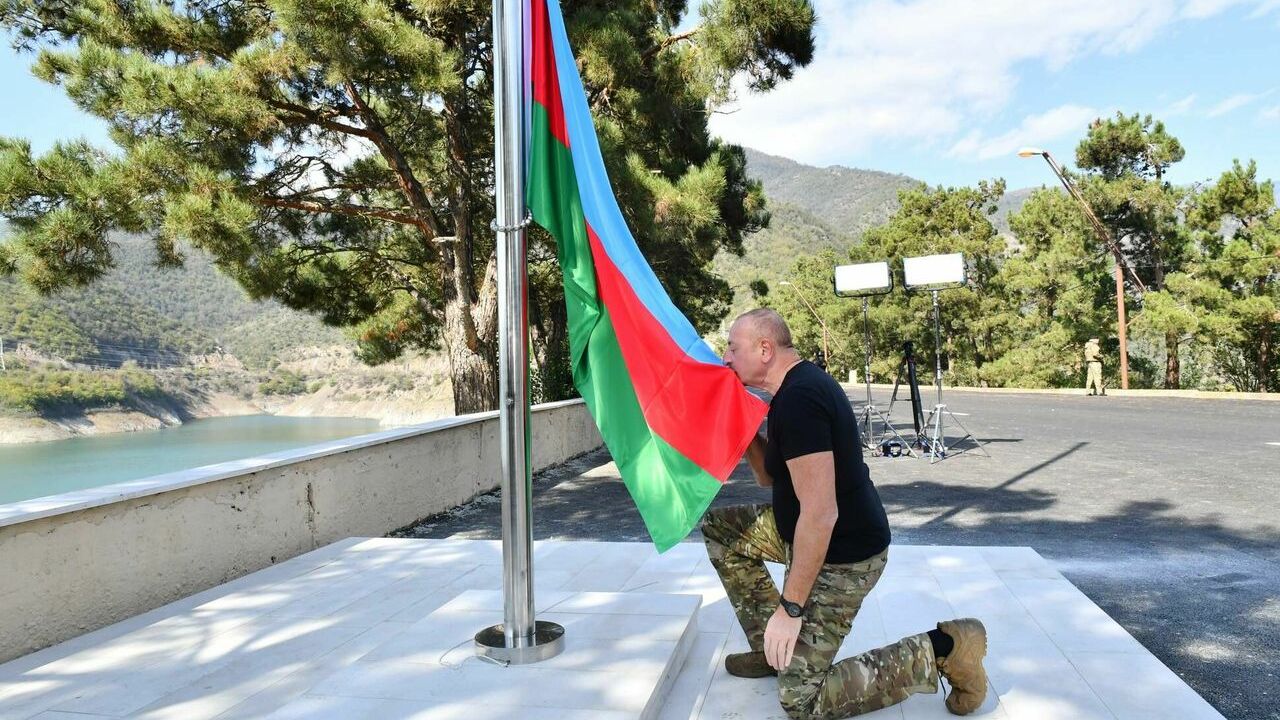 Azerbaycan Cumhurbaşkanı Aliyev, Hankendi ve Hocalı'da Azerbaycan bayrağını göndere çekti