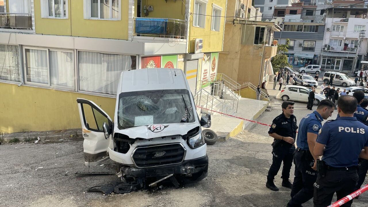 Freni boşalan servis minibüsünün duvara çarpması sonucu 7 kişi yaralandı