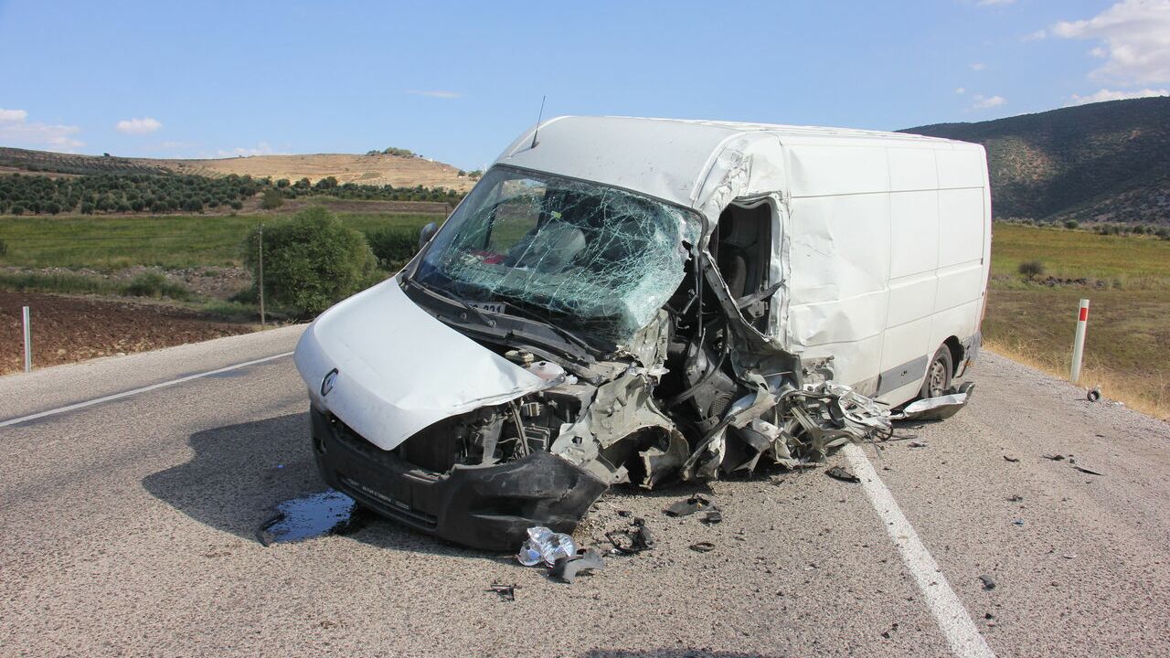 Çarpışan tırla midibüsün sürücüleri yaralandı