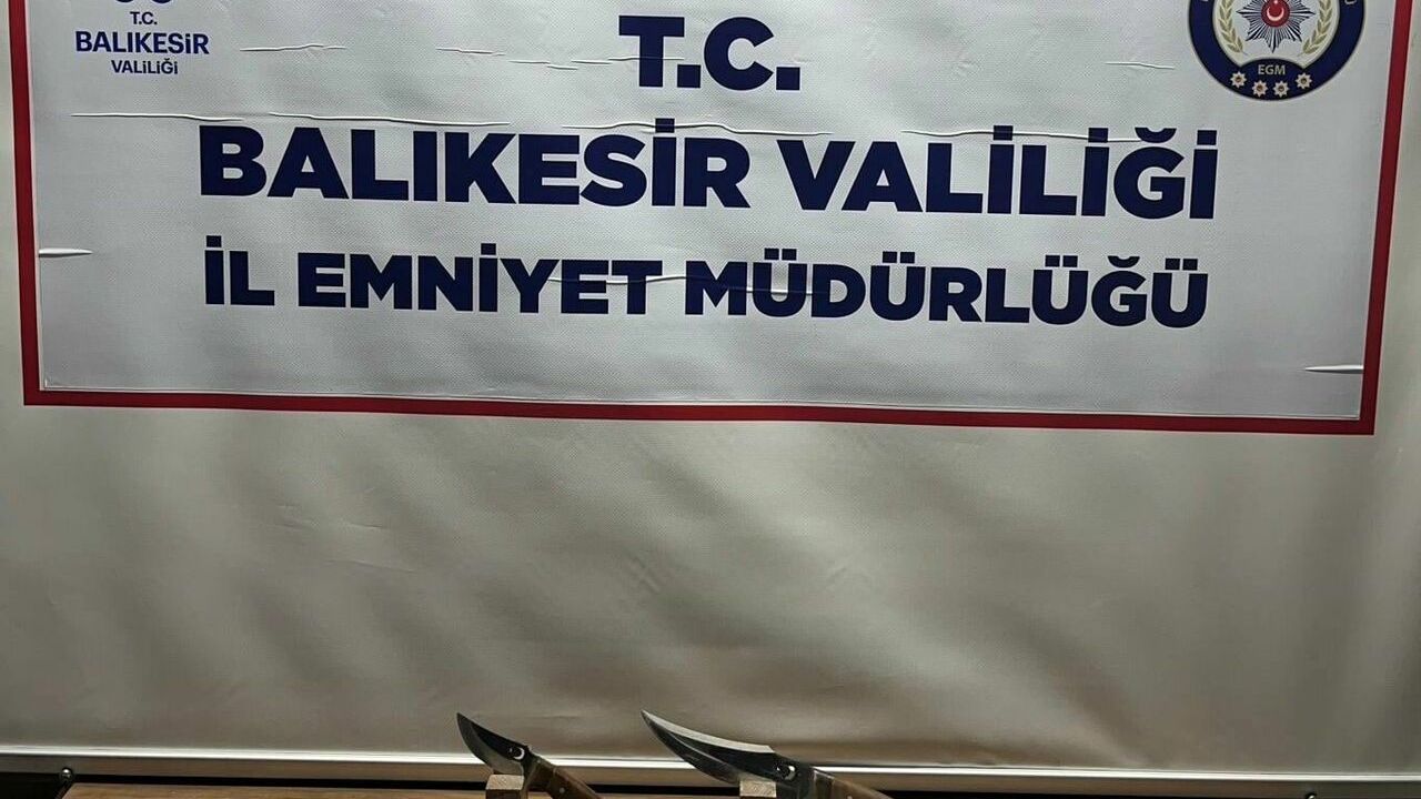Balıkesir'de park halindeki araçtan hırsızlık yapan şüpheli yakalandı