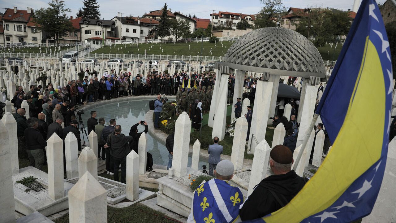 Aliya İzzetbegoviç Saraybosna'daki mezarı başında anıldı
