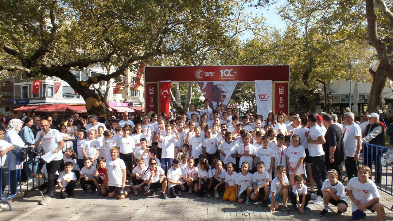 Balıkesir'de Cumhuriyet'in 100. yılı kapsamında "Cumhuriyet Koşusu" düzenlendi