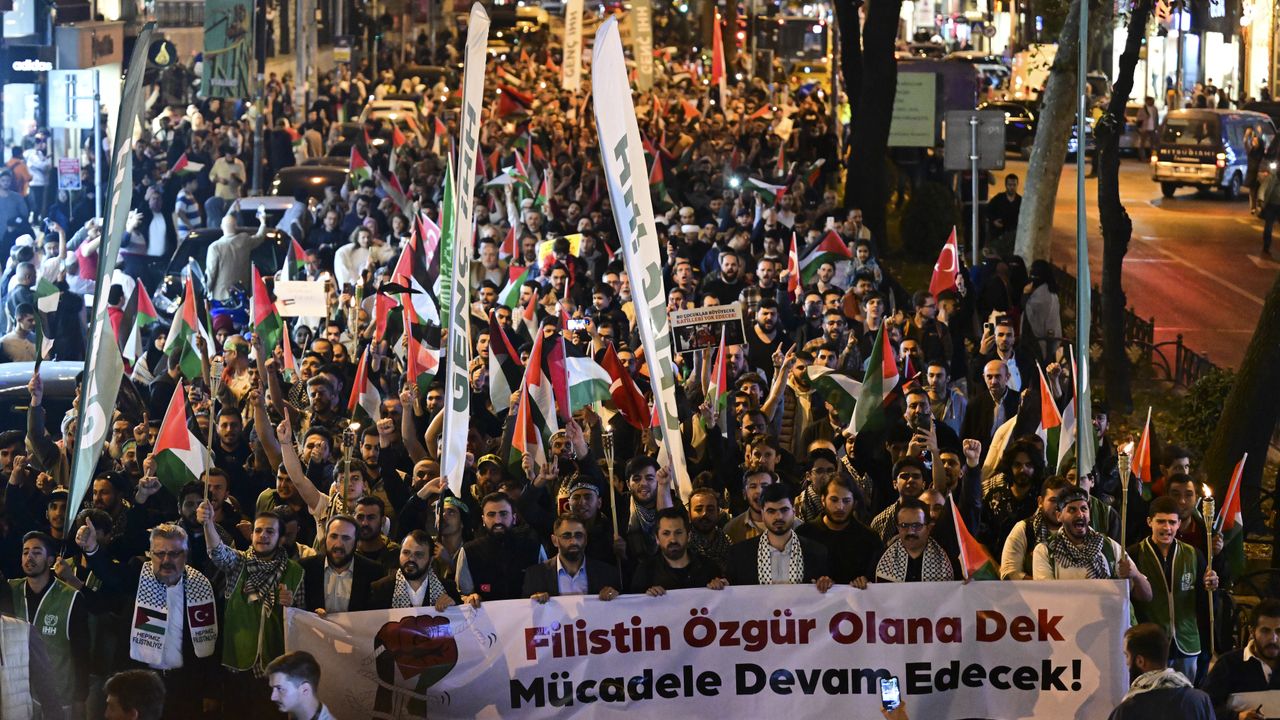 İsrail'in Gazze saldırıları 'Filistin İçin Yürüyoruz' etkinliğiyle protesto edildi