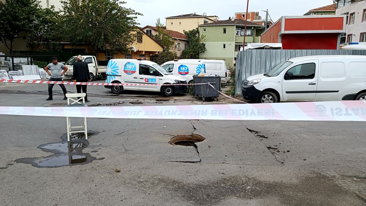 Yer altındaki patlamayla rögar kapağı fırladı, yolda göçük oluştu