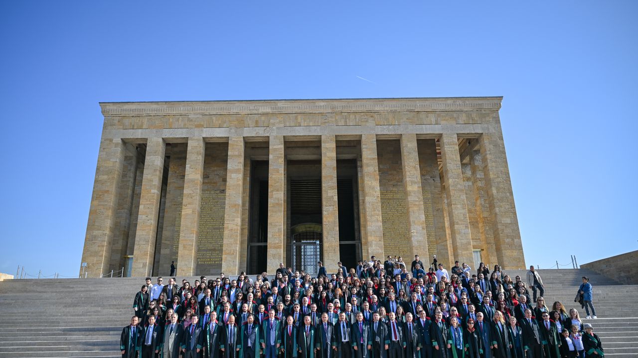 Türkiye Barolar Birliği Cumhuriyetin 100. yılı programı kapsamında Anıtkabir'i ziyaret etti