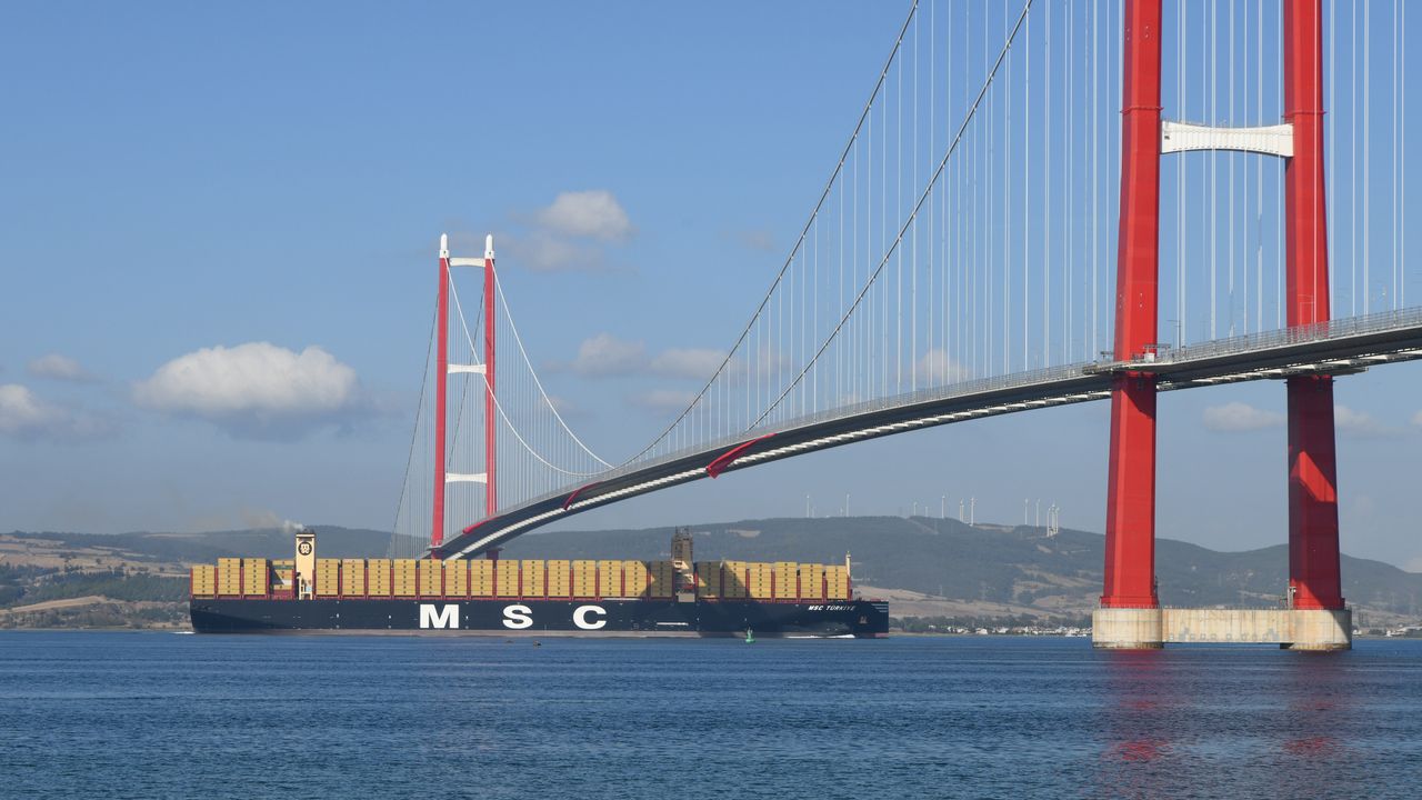 Dünyanın en büyük konteyner gemisi Çanakkale Boğazı'ndan geçti