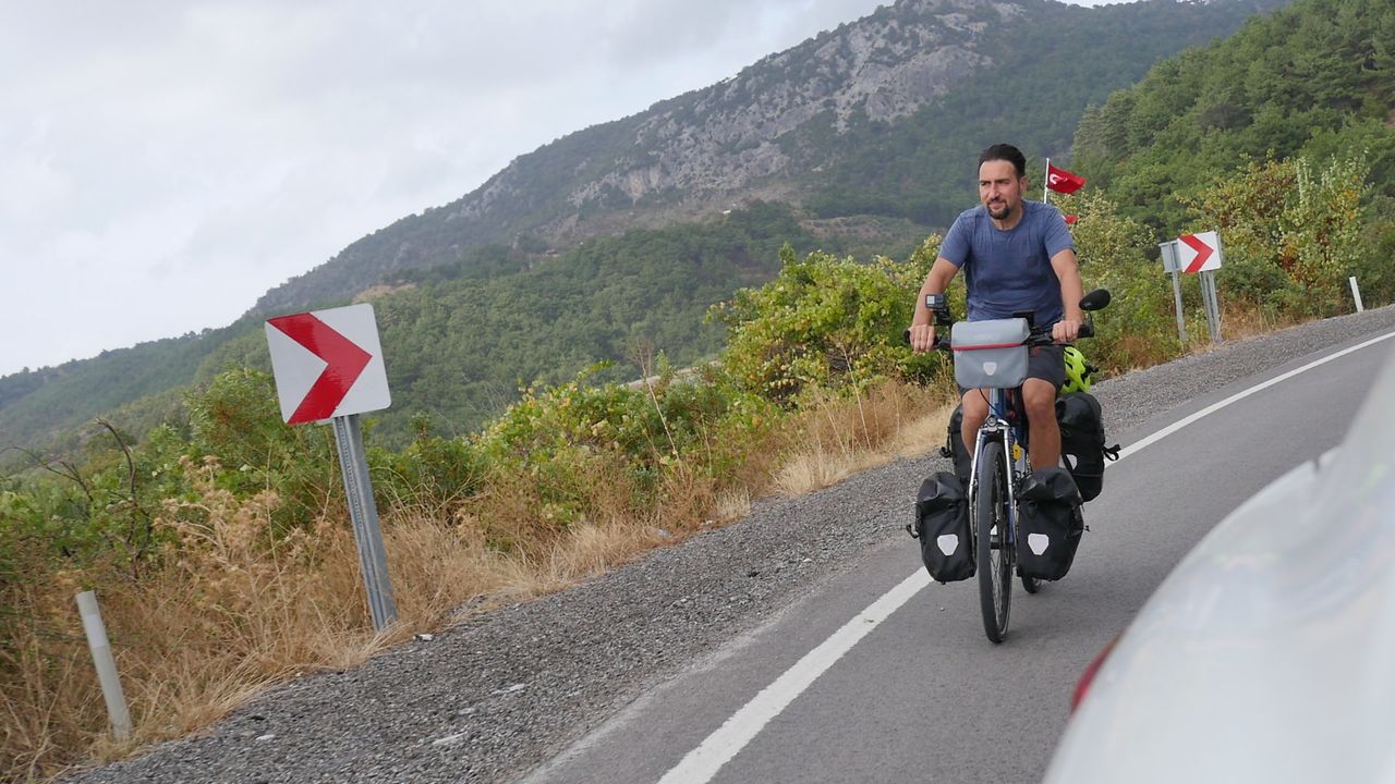 Fransa'dan Edremit'e.. 100. Yıl için 3 bin 500 kilometre pedal çevirdi