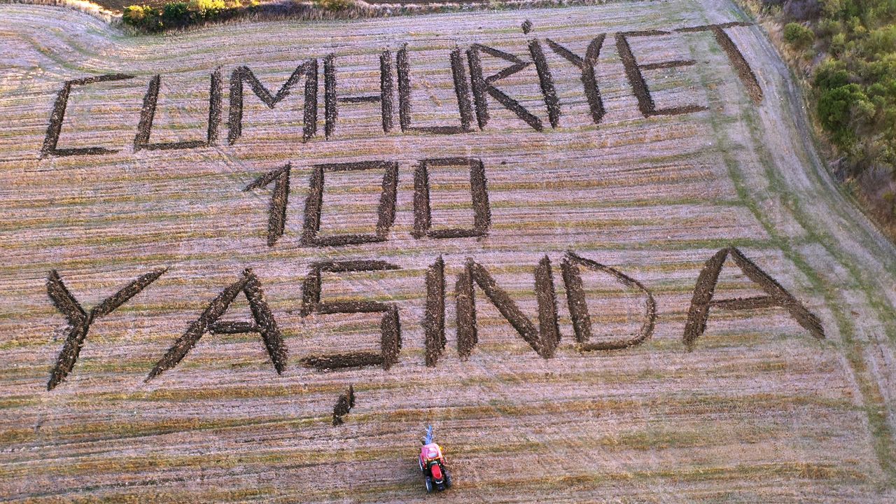 Genç çiftçi tarlasına 'Cumhuriyet 100 Yaşında' diye yazdı