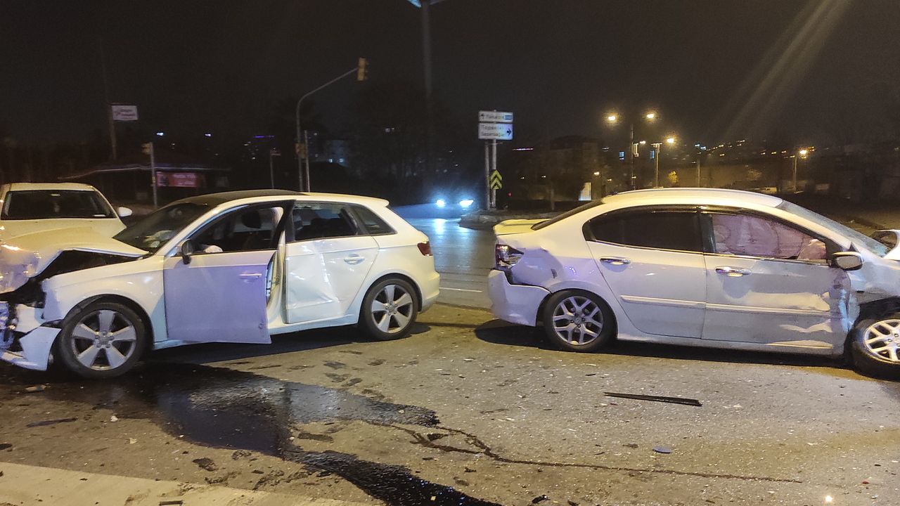 Yeni yılın ilk kazasında sürücüler yara almadan kurtuldu