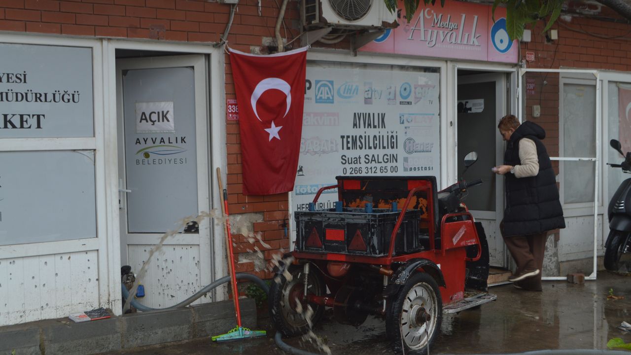 Ayvalık'ta sağanak nedeniyle bazı ev, iş yeri ve tarım arazilerini su bastı