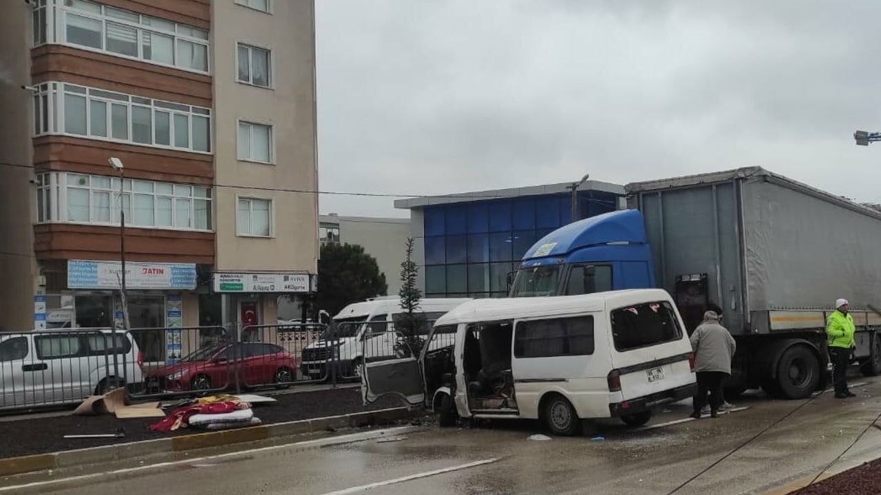 Bandırma'da korkunç kaza! Kamyonet ve tır çarpıştı!