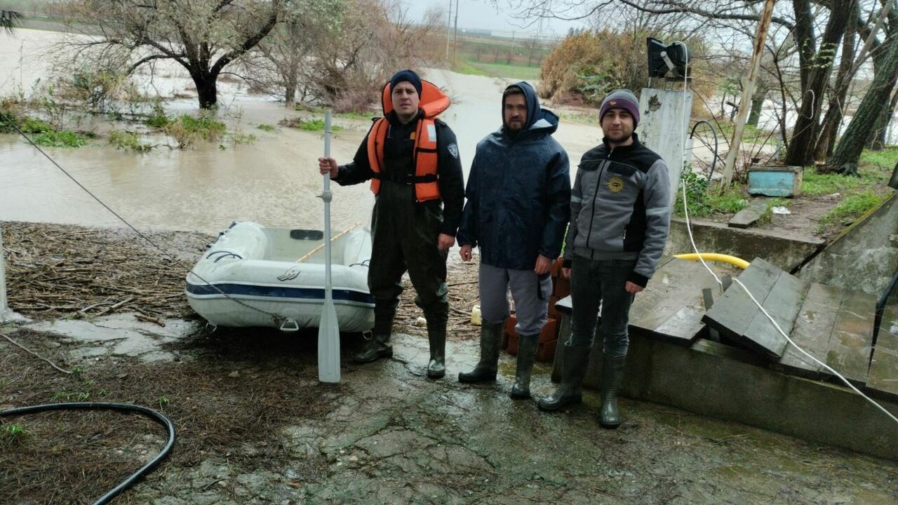 Manyas'ta su kuyusunda mahsur kalan 2 görevli kurtarıldı