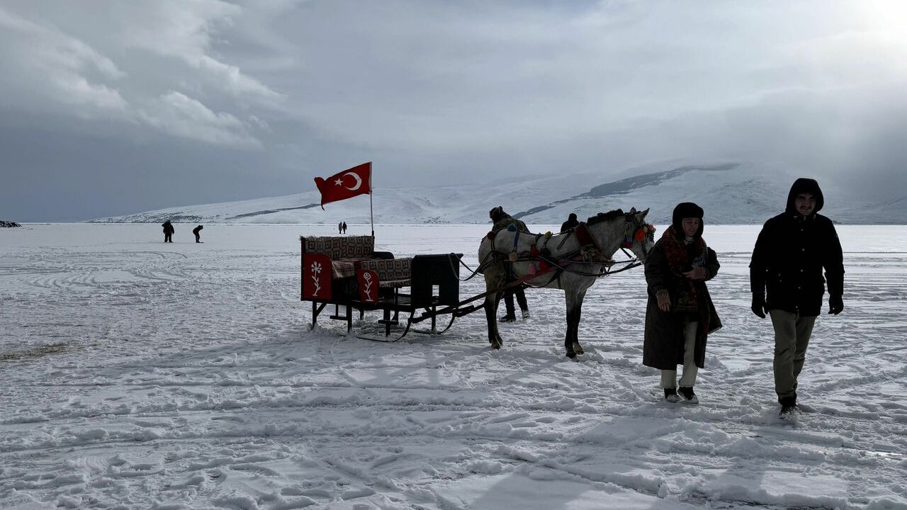 Donan Çıldır Gölü'nde atlı kızaklarla hafta sonu keyfi
