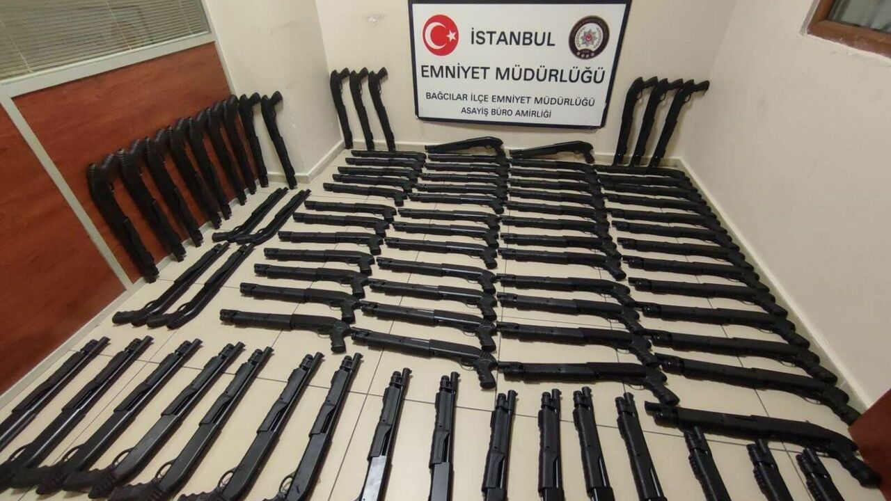 Polisin arama yaptığı araçtan çok sayıda pompalı tüfek çıktı